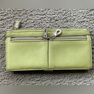 EUC VINTAGE GREEN WALLET. LOTS OF CARD SLOTS, 2 CASH SLOTS & 3 ZIPPER POCKETS!!